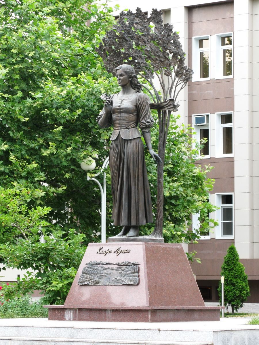 Памятник Кларе Лучко