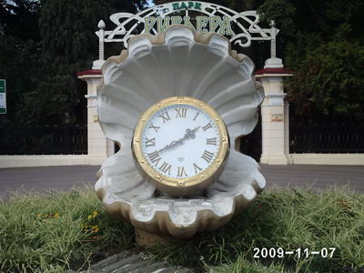 Часы перед входом в парк Ривьера