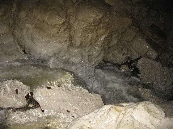 Ручей в Воронцовской пещере