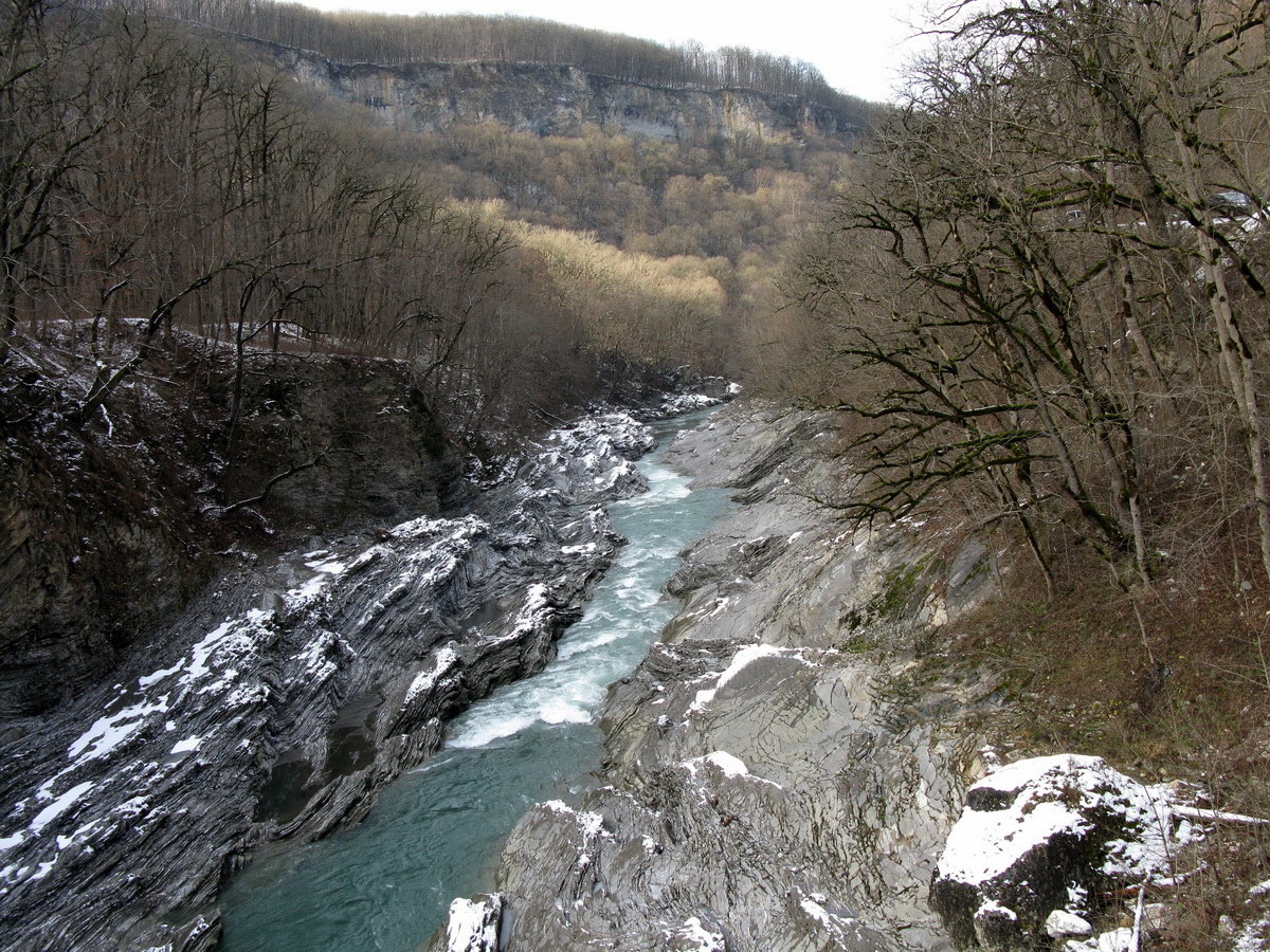 Фото реки Белая с левой стороны моста к ручью Руфабго