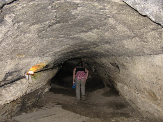 Узкий и низкий вход в Ахштырскую пещеру