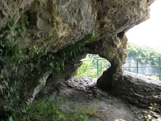 Перед входом в Ахштырскую пещеру