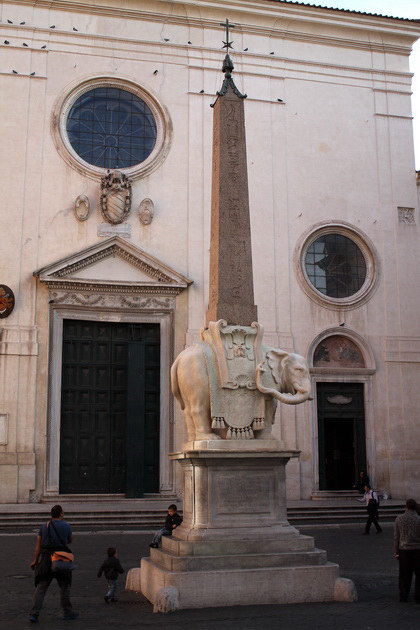 Статуя слона у церкови Santa Maria sopra Minerva