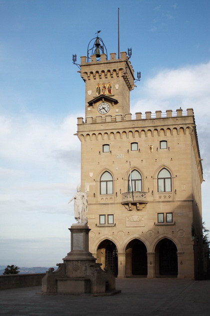 Площадь Свободы и дворец правительства Сан-Марино