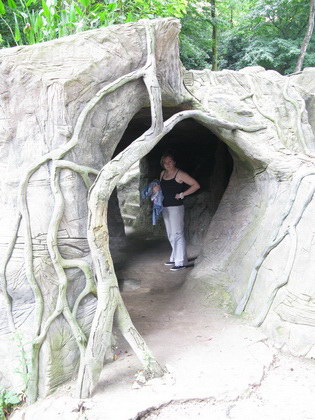 Пещера в дендрарии