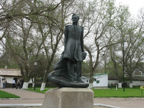 Скульптура М. Ю. Лермонтова на Тамани