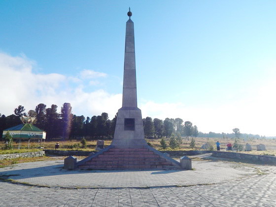 Памятник на Семинском перевале