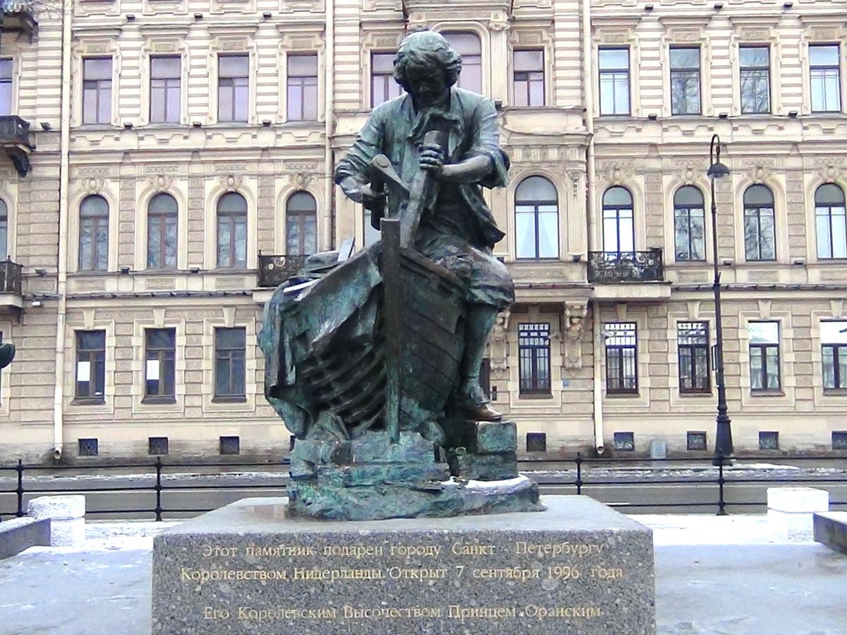 Памятник ПетруI