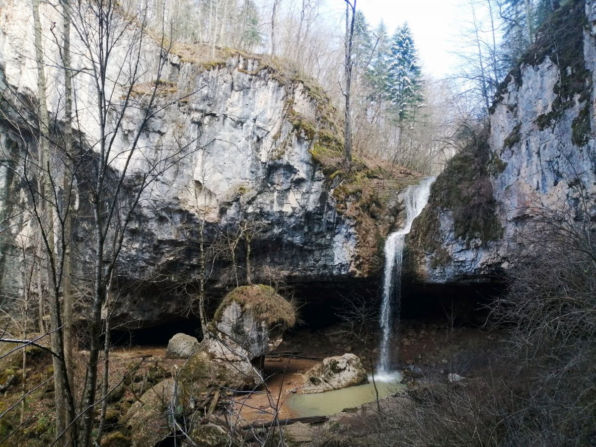Грот у Чинарского (Мезмайского) водопада